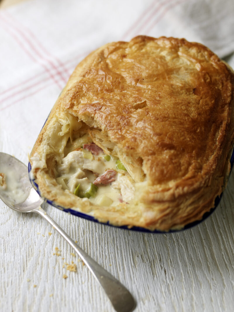 Creamy chicken, ham and leek pie