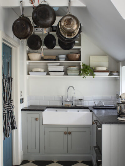 _00A9169 kitchen sink and pans